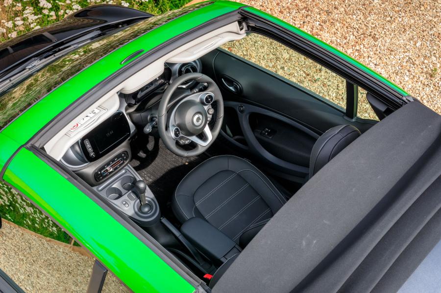 Интерьер Smart ForTwo Prime Electric Drive Cabrio (A453) 2017 года  (UK) (фото 16 из 35)